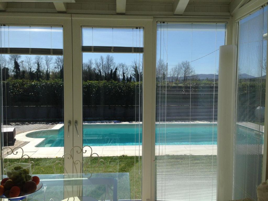 a room with a view of a pool through windows at Sonomusica B&B in Gazzola Di Rivalta