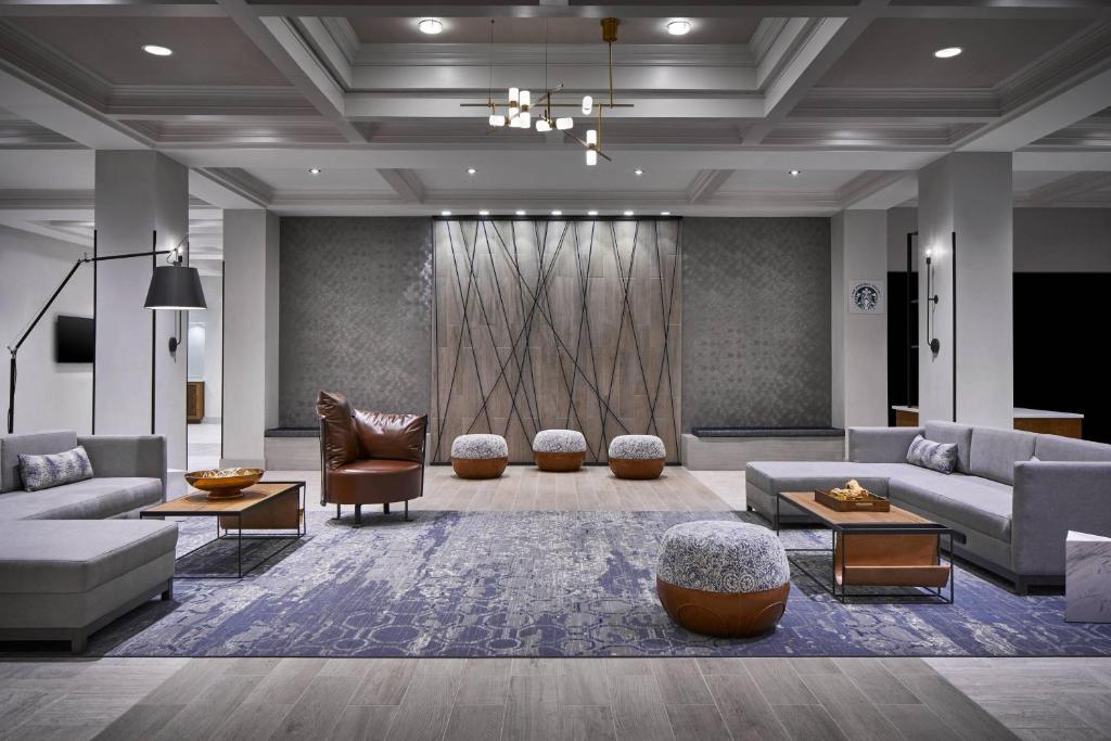 duży salon z kanapami i krzesłami w obiekcie Delta Hotels by Marriott Norfolk Airport w mieście Norfolk