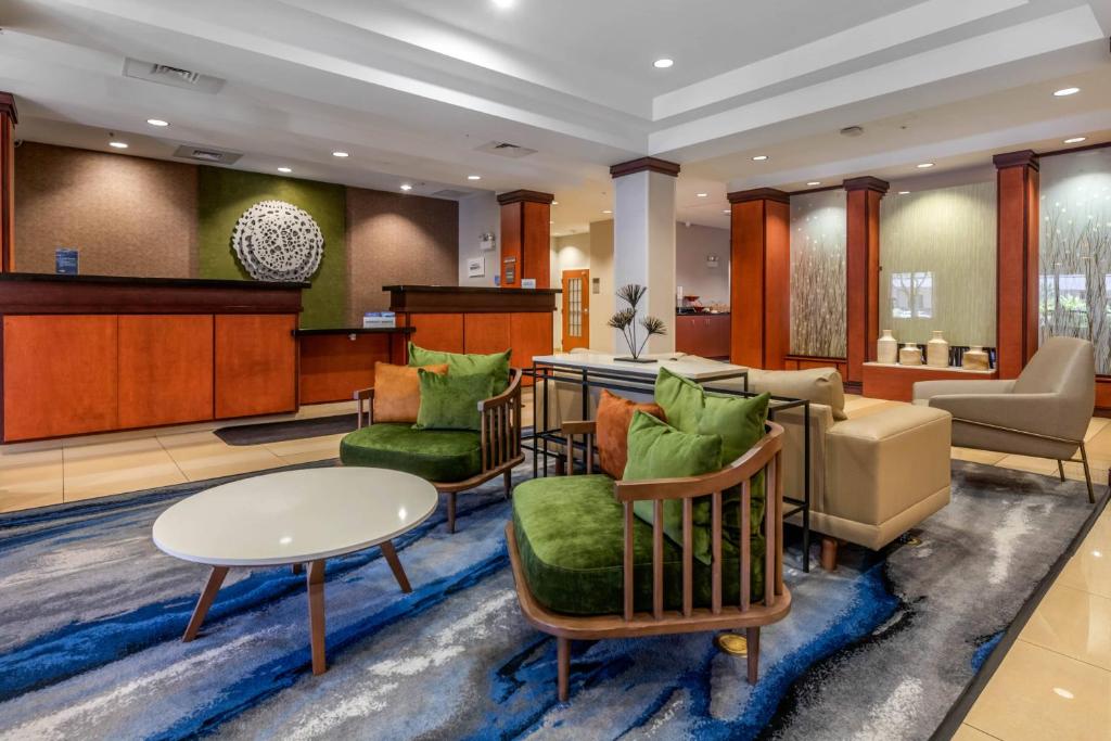 een lobby met stoelen, een tafel en een bar bij Fairfield Inn and Suites Holiday Tarpon Springs in Holiday