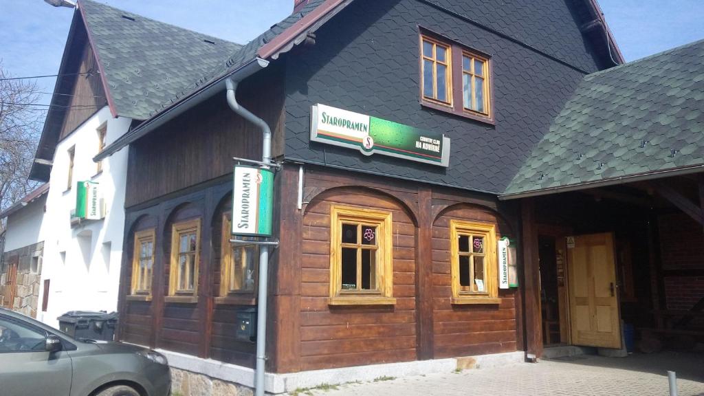 un edificio con un cartel en la parte delantera en Country club Konírna, en Šluknov