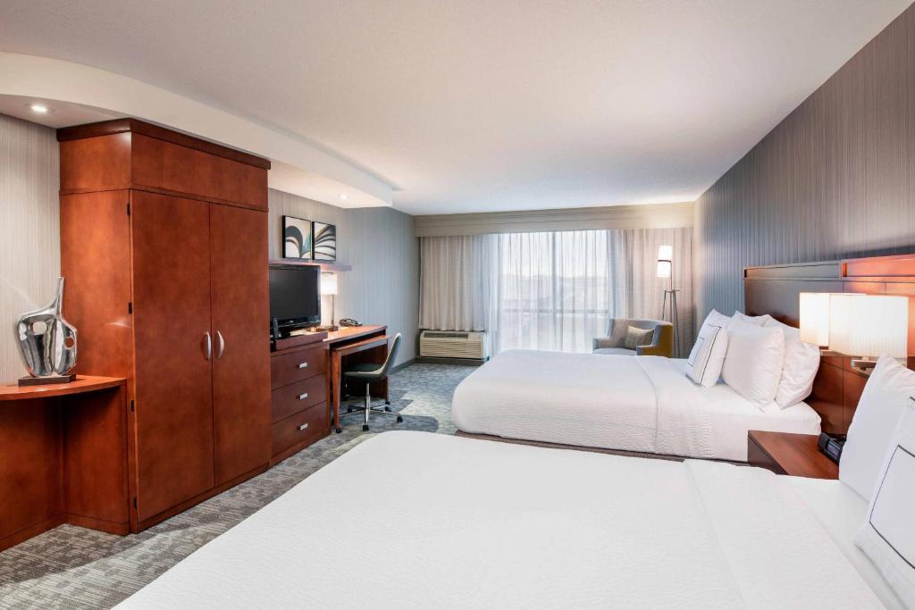Postel nebo postele na pokoji v ubytování Courtyard by Marriott Edmonton West