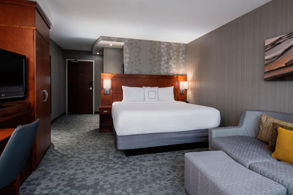 Postel nebo postele na pokoji v ubytování Courtyard by Marriott Edmonton West