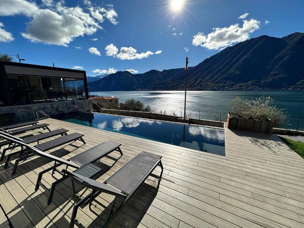 ColonnoにあるVilla Clementina Boutique Hotelの湖の景色を望むスイミングプール(椅子付)