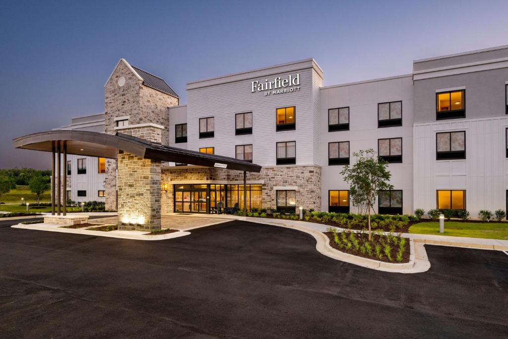 a building with a parking lot in front of it at Fairfield by Marriott Inn & Suites Rome in Rome