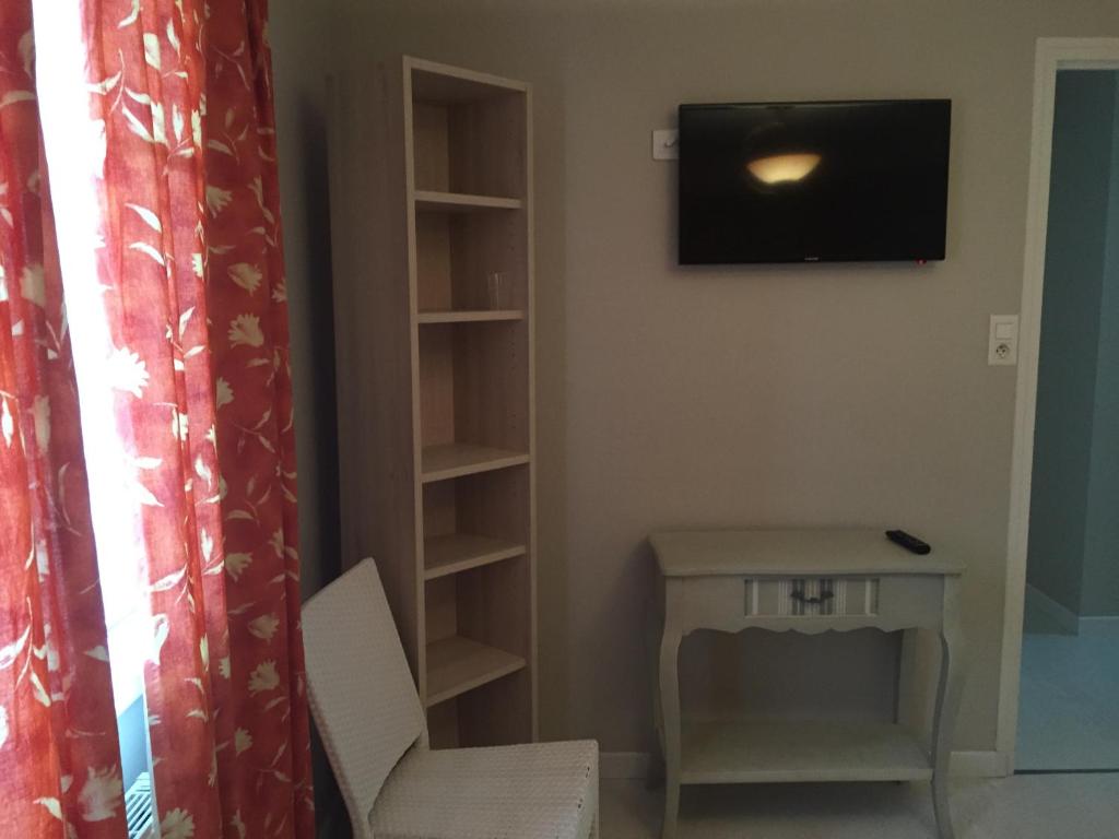 TV a/nebo společenská místnost v ubytování Hôtel Saint-Marc