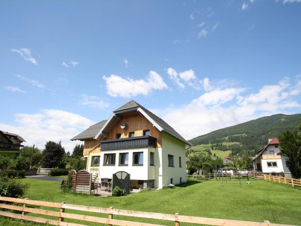 una casa en un campo con una valla en Alpensteinbock Mauterndorf II, en Mauterndorf