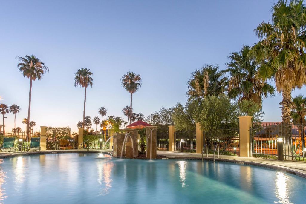 duży basen z palmami w ośrodku w obiekcie TownePlace Suites Tucson Airport w mieście Tucson