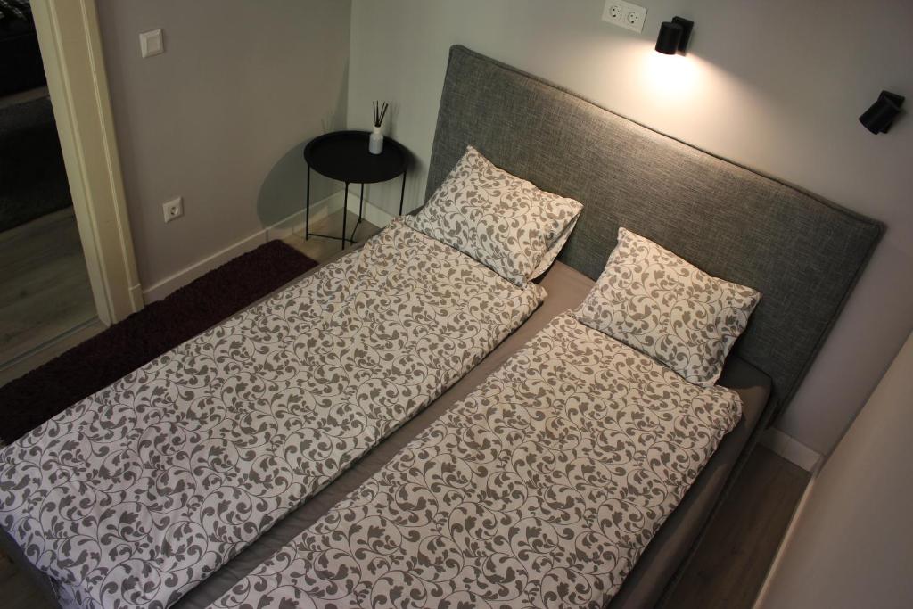 Posteľ alebo postele v izbe v ubytovaní GreyBlack Styles Apartment