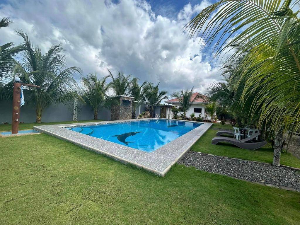 einen Pool im Hof eines Hauses in der Unterkunft Hill View Home Stay in Panglao