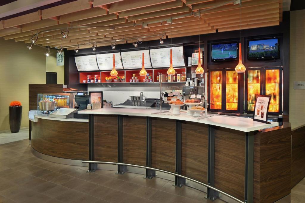 a bar in a restaurant with a counter at Courtyard Philadelphia Coatesville Exton in Coatesville
