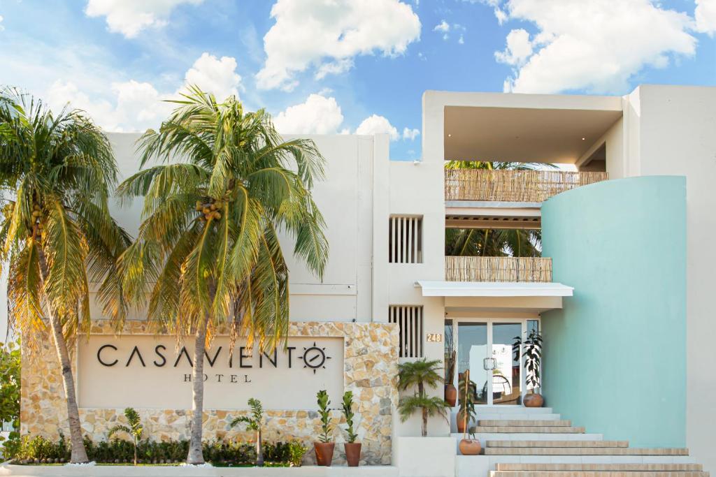 een wit gebouw met een bord ervoor bij Casa Viento Hotel in Ciudad del Carmen
