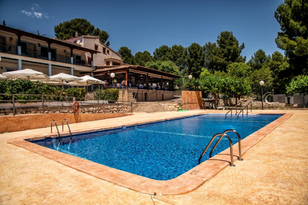 una piscina en medio de un complejo en El retiro hotel rural en Moratalla