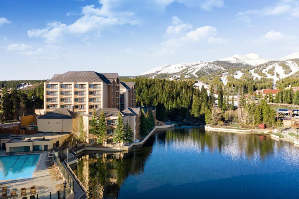 - Vistas a un complejo con lago y montañas en Marriott's Mountain Valley Lodge at Breckenridge, en Breckenridge