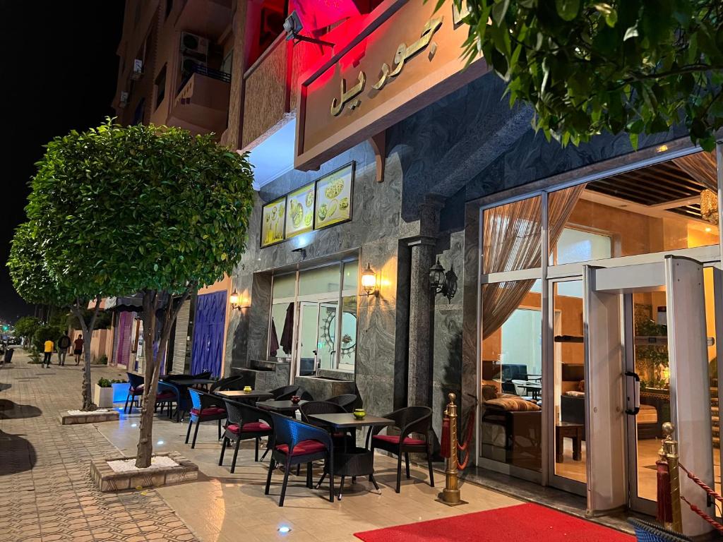 Hotel Majorelle في مراكش: مطعم بطاولات وكراسي خارج المبنى