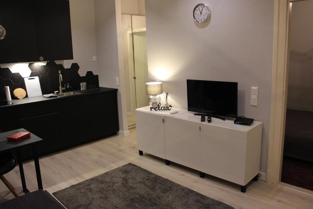 Televízia a/alebo spoločenská miestnosť v ubytovaní GreyBlack Styles Apartment