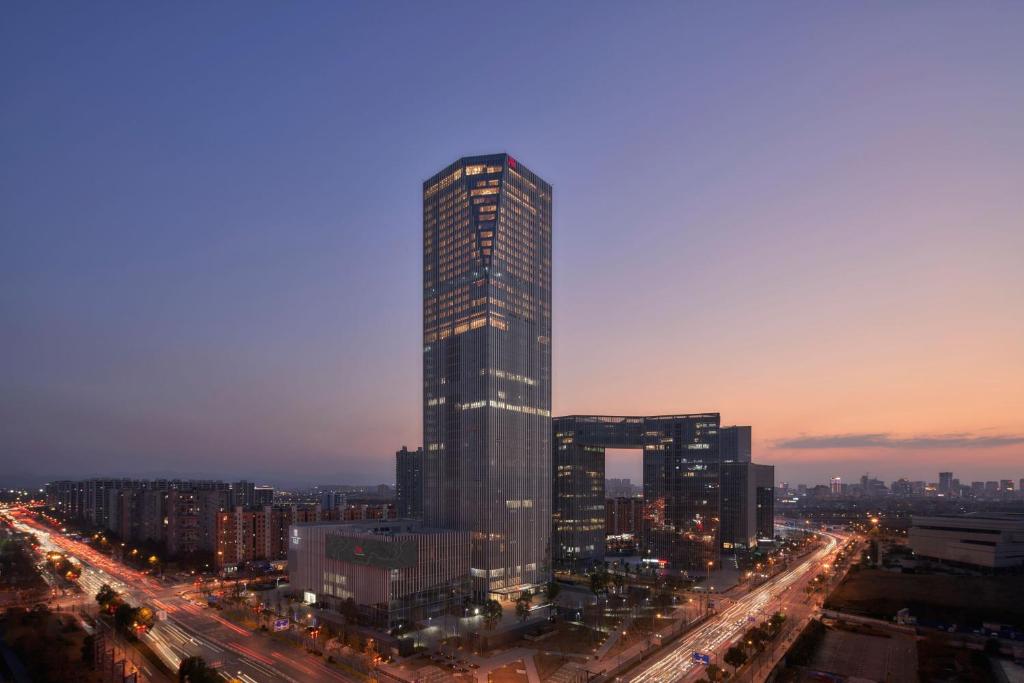 um edifício alto numa cidade à noite em Jinhua Marriott Hotel em Jinhua