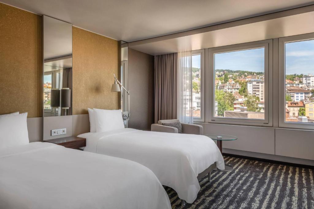 Voodi või voodid majutusasutuse Zurich Marriott Hotel toas
