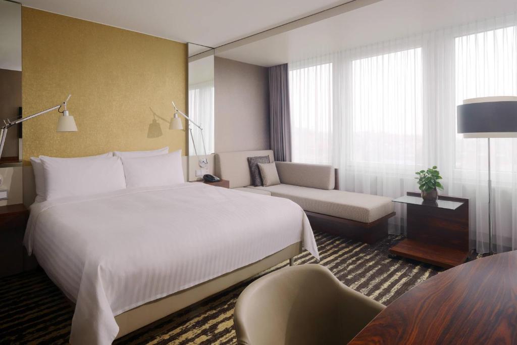 Voodi või voodid majutusasutuse Zurich Marriott Hotel toas