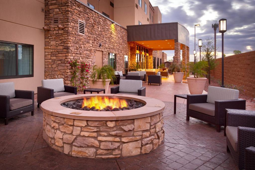 a fire pit in the middle of a patio at Courtyard by Marriott Phoenix Mesa Gateway Airport in Mesa