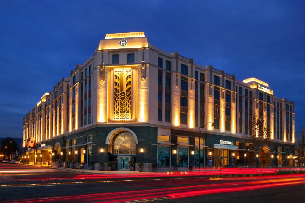 um grande edifício numa rua à noite em Sheraton Los Angeles San Gabriel em San Gabriel