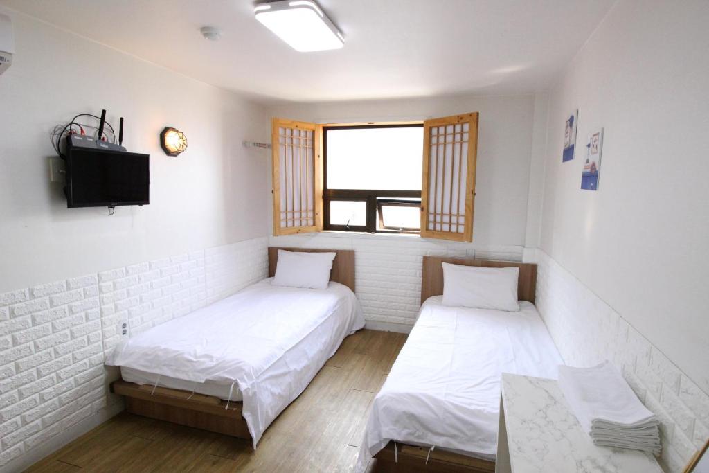 Llit o llits en una habitació de Hotel Ivory