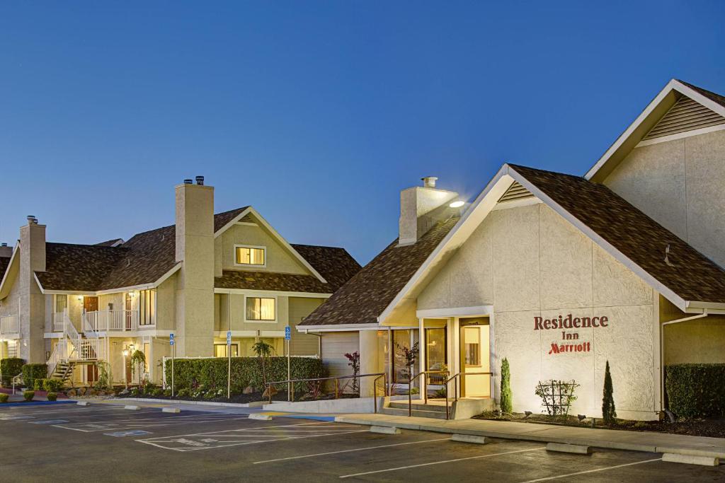 eine Reihe von Häusern auf einem Parkplatz in der Unterkunft Residence Inn Sacramento Cal Expo in Sacramento