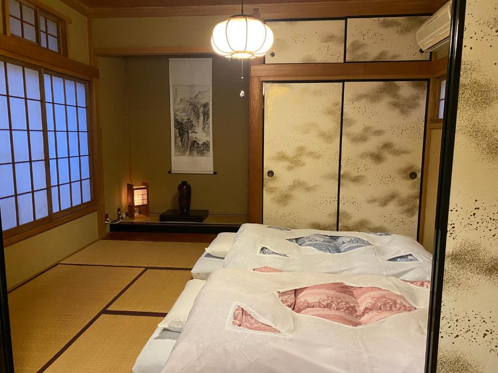 Postel nebo postele na pokoji v ubytování 宮城野ハウス＆離れ