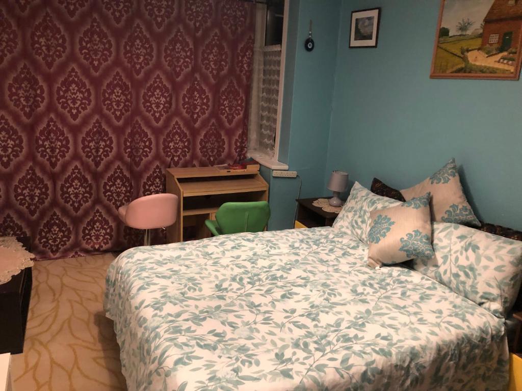 una camera con letto e scrivania di House 220 a Londra