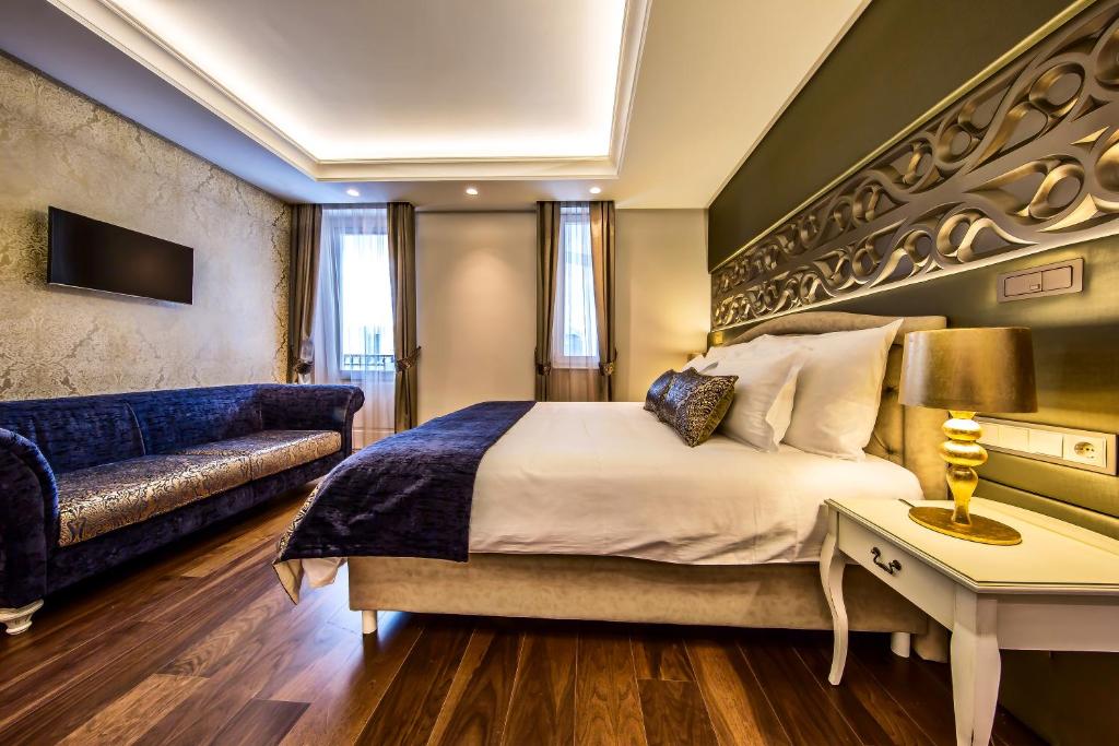Televízia a/alebo spoločenská miestnosť v ubytovaní Prestige Hotel Budapest