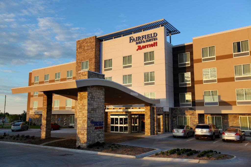un hôtel avec un parking dans l'établissement Fairfield Inn & Suites by Marriott Omaha Papillion, à Papillion