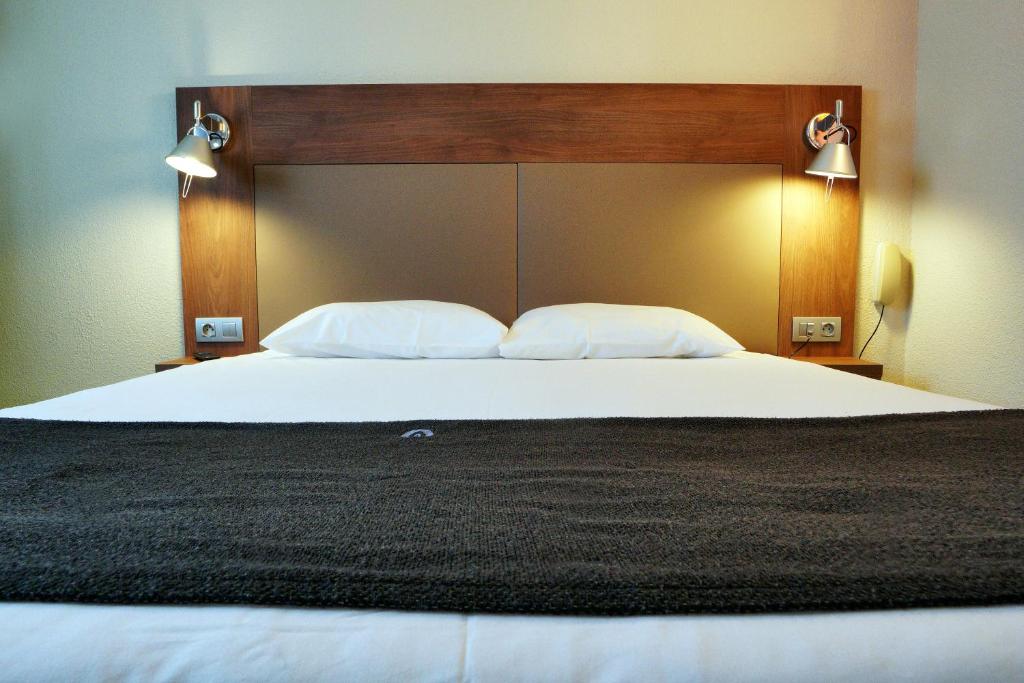 Кровать или кровати в номере Campanile Paris Ouest - Chaville