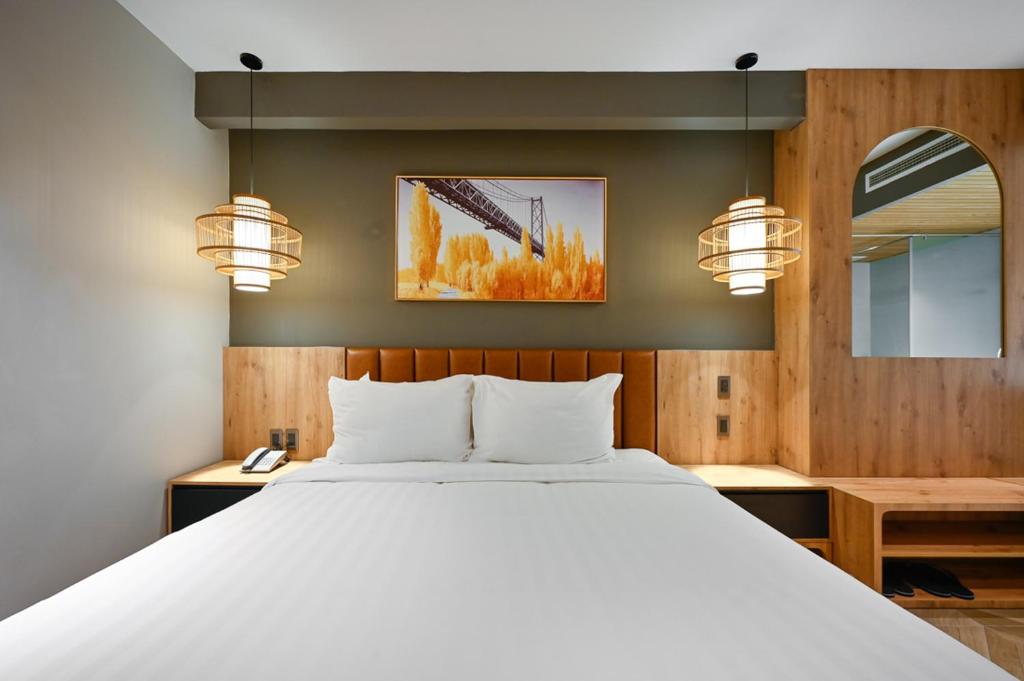 Uma cama ou camas num quarto em La Opera Saigon Hotel