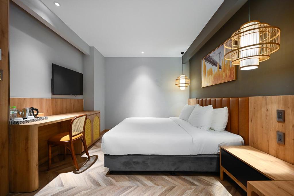 Uma cama ou camas num quarto em La Opera Saigon Hotel