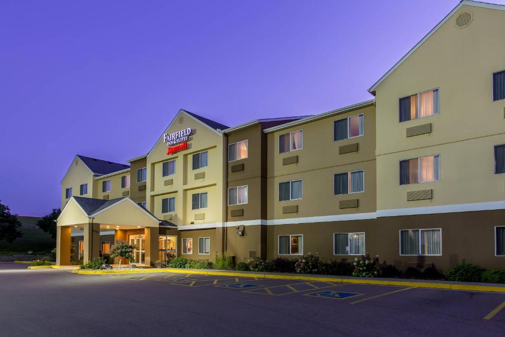 una representación de un hotel con aparcamiento en Fairfield Inn & Suites Sioux Falls, en Sioux Falls