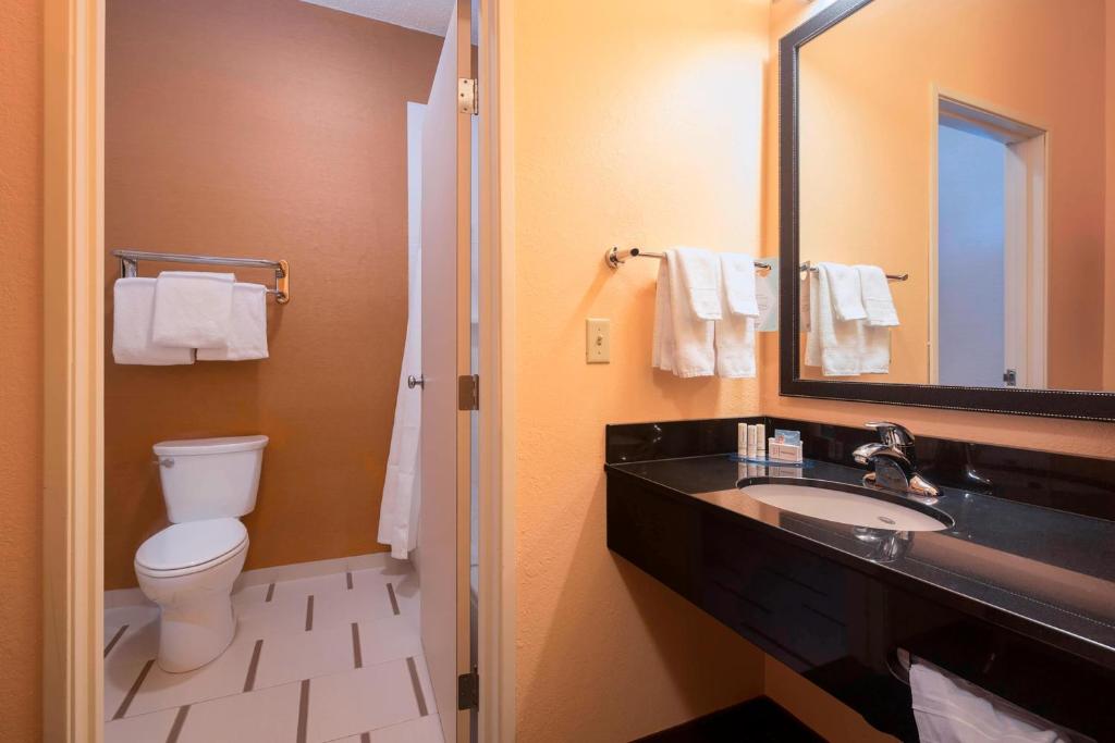 Comfort Inn & Suites Green Bay Stadium Area photo