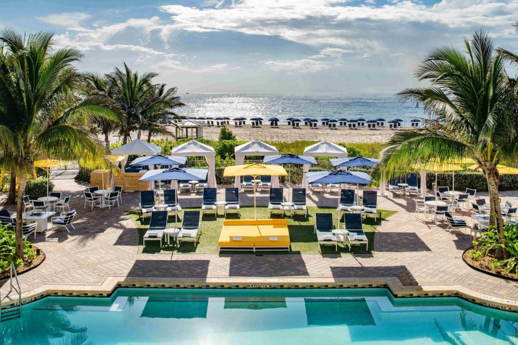 a view of the pool and beach at the resort at Fort Lauderdale Marriott Pompano Beach Resort and Spa in Pompano Beach