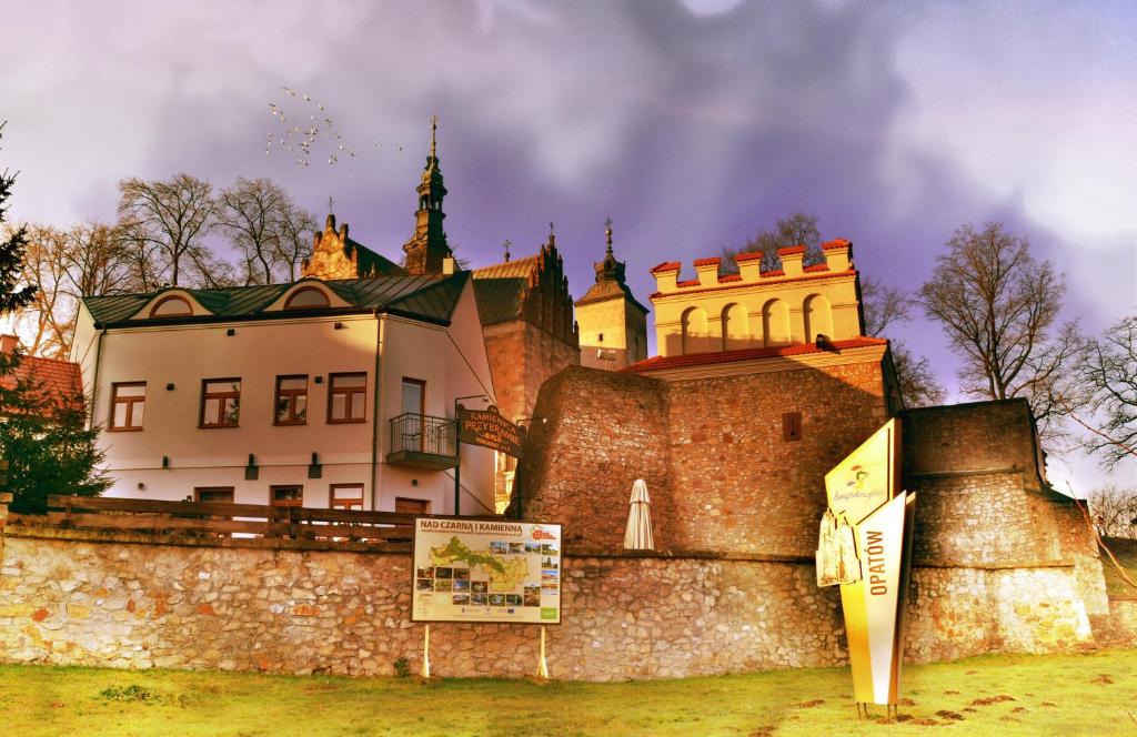 un castillo sobre una pared de piedra en Kamienica przy Bramie en Opatów