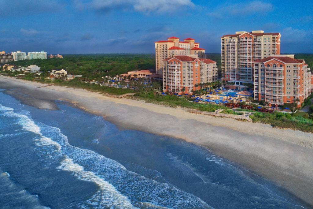 una vista aerea di una spiaggia con hotel e appartamenti di Marriott's OceanWatch Villas at Grande Dunes a Myrtle Beach