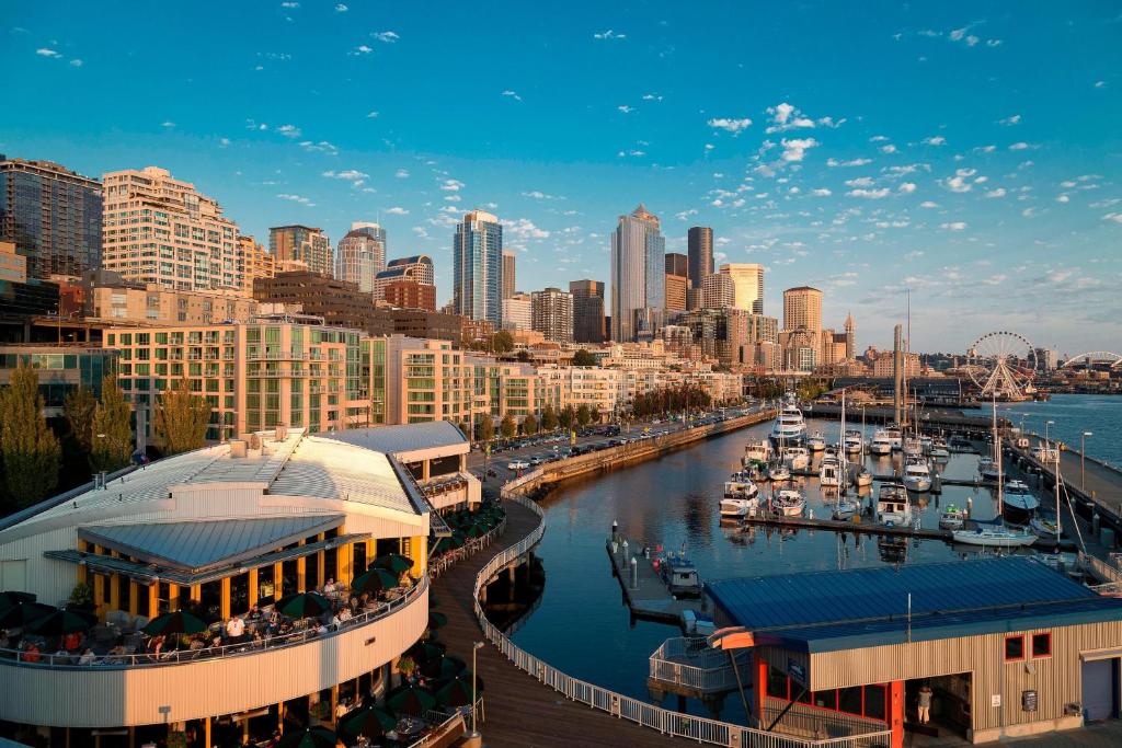 Seattle Marriott Waterfront في سياتل: اطلالة على مرسى به قوارب في الماء