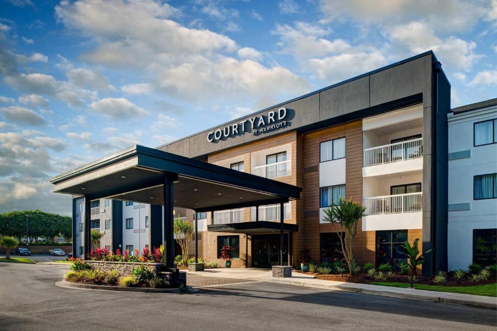 a view of a hotel with a building at Courtyard by Marriott Columbia Northeast/Fort Jackson Area in Columbia