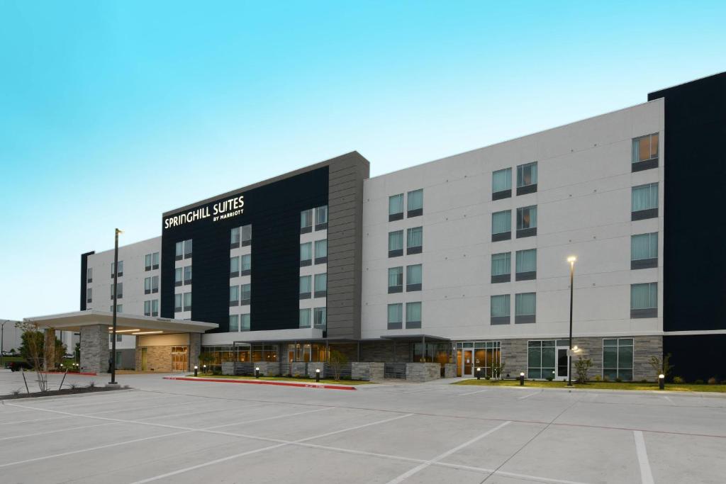 un edificio con un estacionamiento delante de él en SpringHill Suites Dallas DFW Airport South/CentrePort en Fort Worth