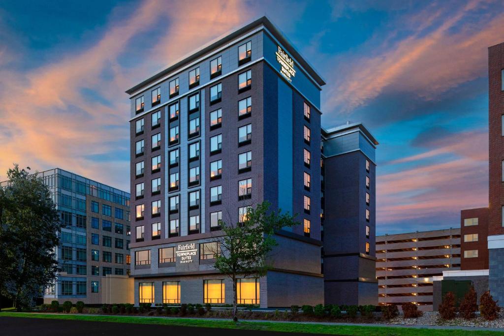 un edificio de hotel al anochecer en Fairfield by Marriott Inn & Suites Boston Medford, en Medford