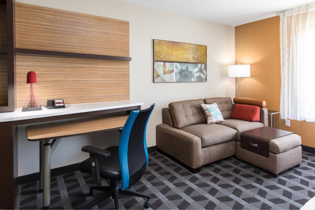una camera d'albergo con divano, scrivania e sedia di Towneplace Suites By Marriott Austin North/Lakeline a Cedar Park