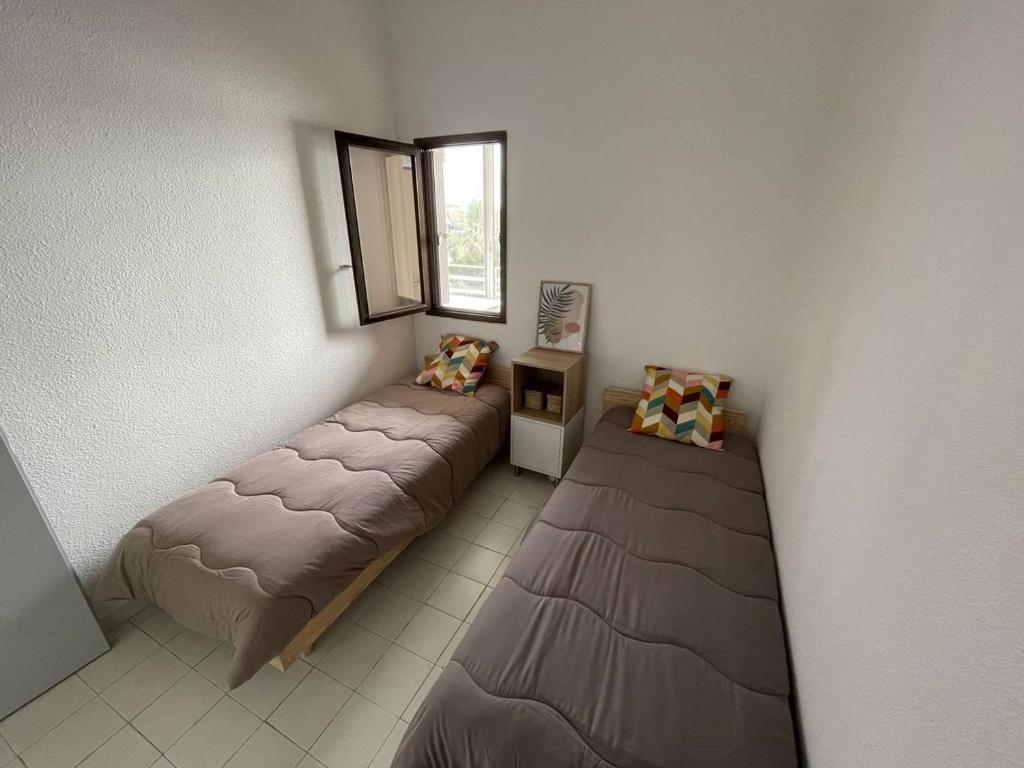 Posteľ alebo postele v izbe v ubytovaní 2 pièces, plage Richelieu, piscine, parking - FR-1-723-34