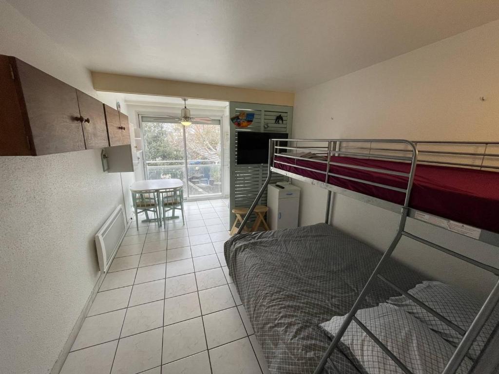 ein kleines Zimmer mit einem Etagenbett und einer Küche in der Unterkunft Studio Cap d'Agde, 1 pièce, 3 personnes - FR-1-723-41 in Cap d'Agde