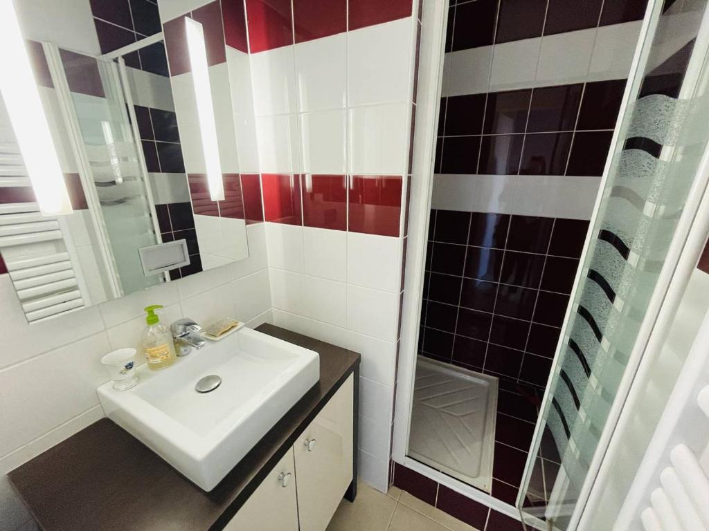 Kúpeľňa v ubytovaní Studio centre Cap d'Agde avec parking privé - FR-1-723-25