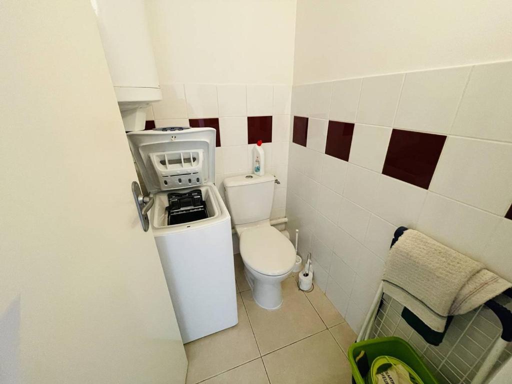 Kuchyňa alebo kuchynka v ubytovaní Studio centre Cap d'Agde avec parking privé - FR-1-723-25