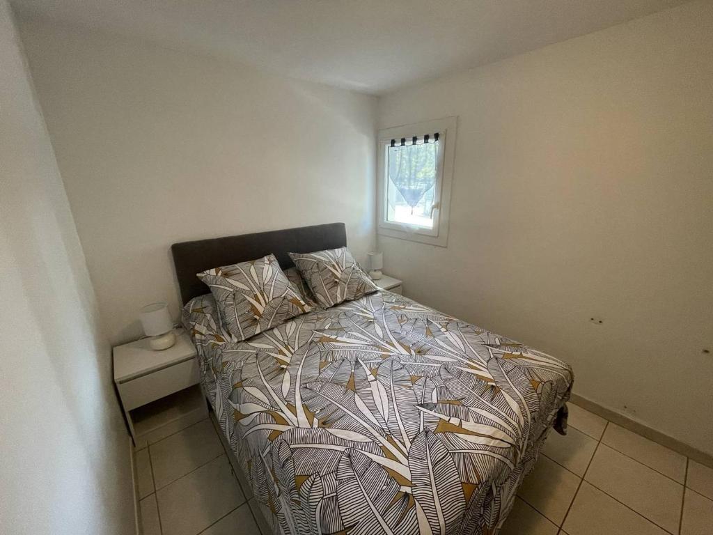 Posteľ alebo postele v izbe v ubytovaní Appartement 2 chambres au cœur du port, parking et piscine - FR-1-723-48