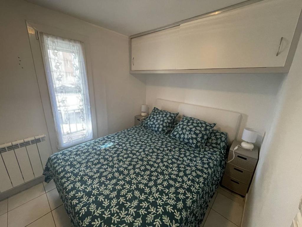 Posteľ alebo postele v izbe v ubytovaní Appartement 2 chambres au cœur du port, parking et piscine - FR-1-723-48
