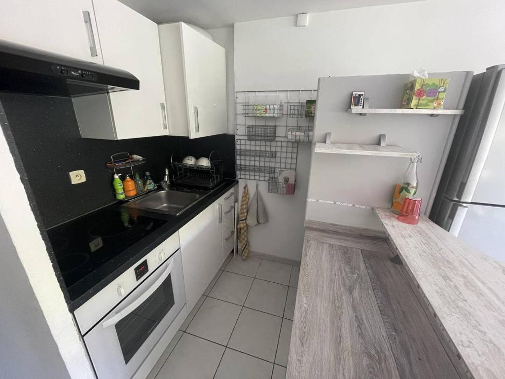 Kuchyňa alebo kuchynka v ubytovaní Appartement 2 chambres au cœur du port, parking et piscine - FR-1-723-48